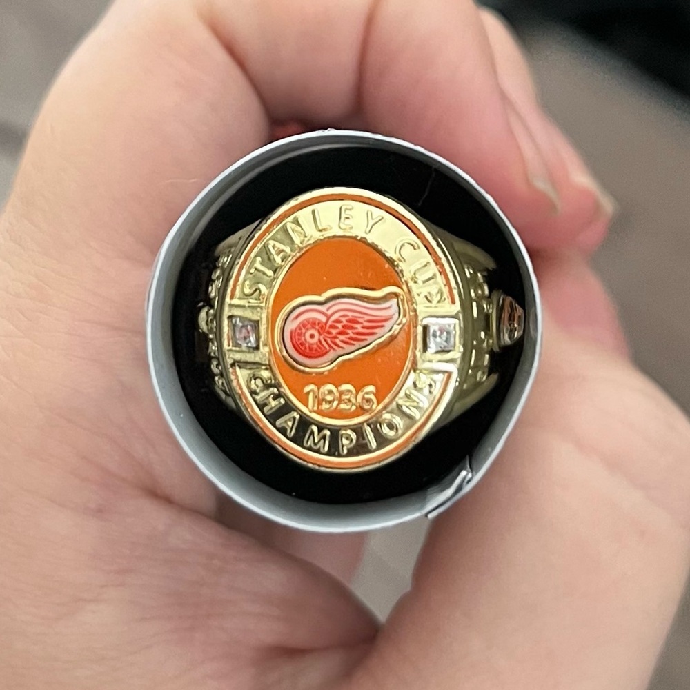 Red Wings commemorative Stanley cup ring